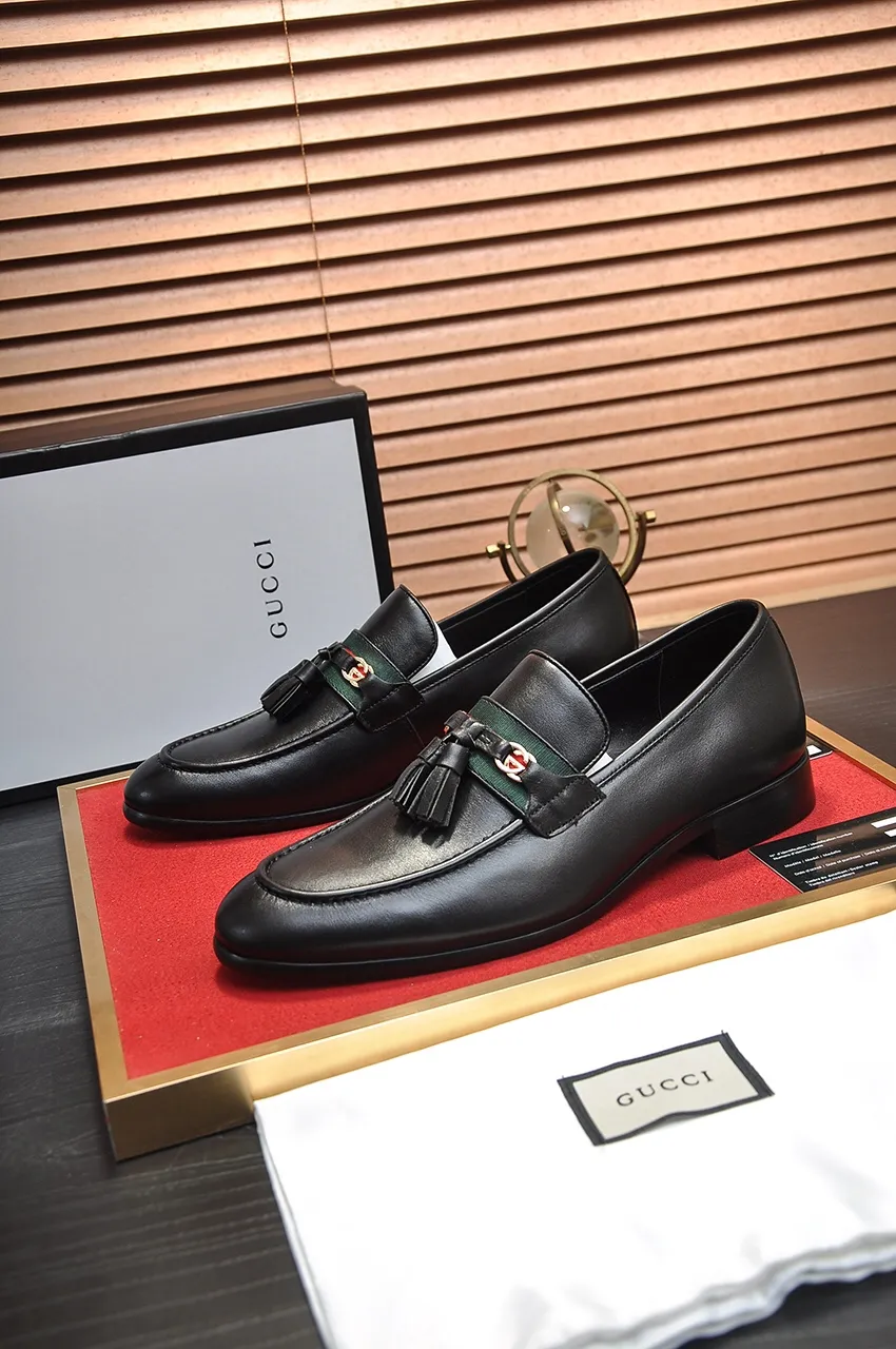 Men's shoes💰500💶Italy's top luxury men's shoe giant (GUCCI) (Gucci) (full cowhide lining) new arrival🍃Original European style🔰 Pleasant to the eye😍In order to make the shoes more durable and non-deformable🌀The production continues to follow traditional methods but there is still no lack of innovation💪Choose original sheepskin for the leather♻️ Smooth and natural And extra bright ⭐Made of imported cowhide, the first choice of rich people 38-45 (45 customized)